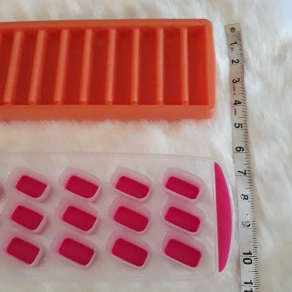 2 ice cube trays,  1 water bottle ice cube tray and 1 silicone bottom tray